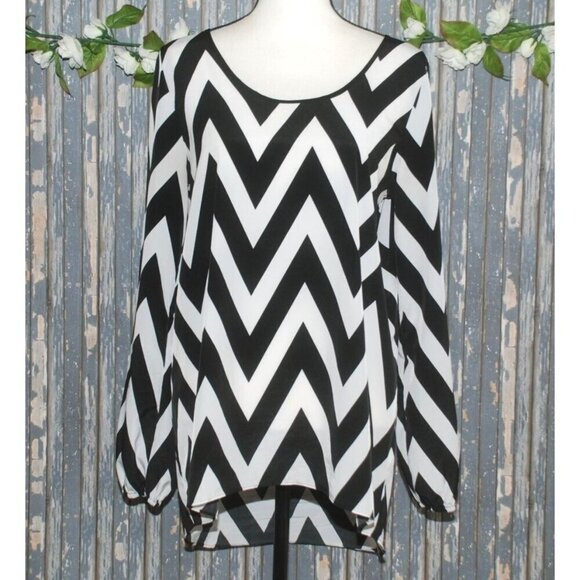 Studio Y Ladies Blouse M Black & White Chevron Open Back HI-Low Long Sleeve - Picture 1 of 8